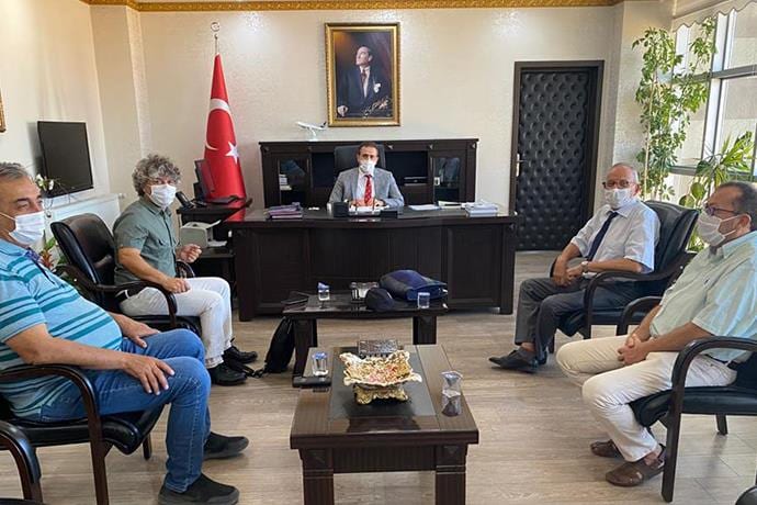 EKZZÜF Temsilcileri Burhaniye Kaymakamı Sn. İlyas Memiş’i Makamında Ziyaret Etti.